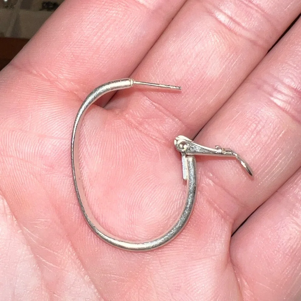 ⭐️Vintage Silver Tone Classic Oval Hoop Earrings - Picture 6 of 9